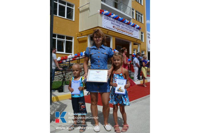 Премьер Крыма вручил ключи участникам программы «Доступное жилье»
