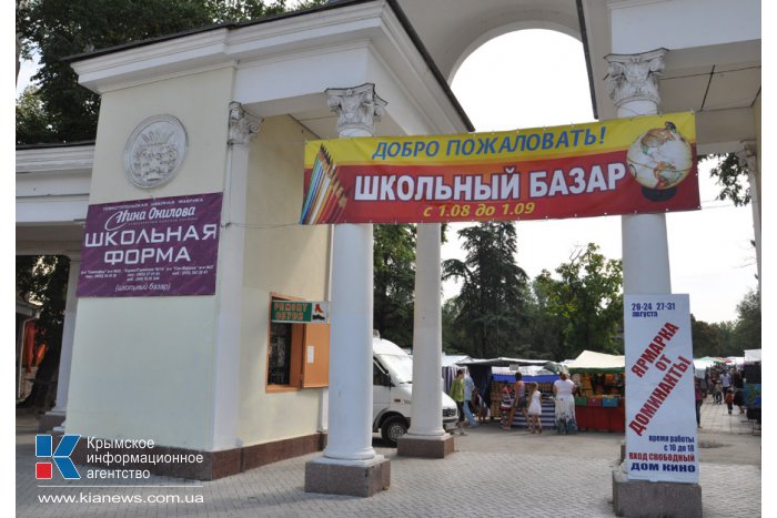 Крымский вице-премьер посетил школьный базар в Симферополе