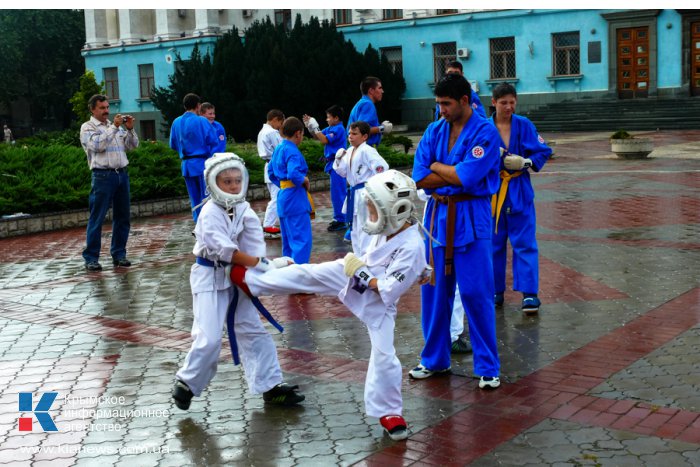 В центре Симферополя играли в футбол и медитировали