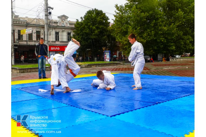 В центре Симферополя играли в футбол и медитировали