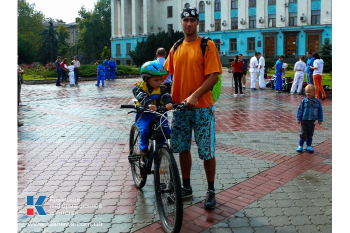 В центре Симферополя играли в футбол и медитировали