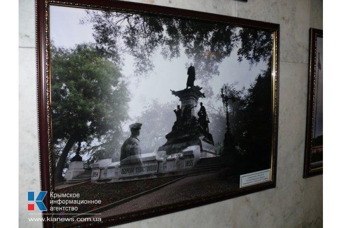 В стенах крымского парламента открылась выставка военной фотохроники