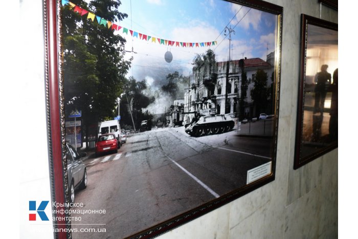 В стенах крымского парламента открылась выставка военной фотохроники