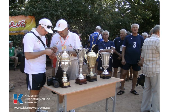 В Алуште проходят соревнования ветеранов волейбола