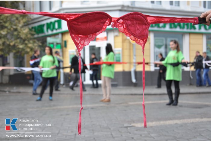 В центре Симферополе прошла акция «Сохраним женскую грудь»