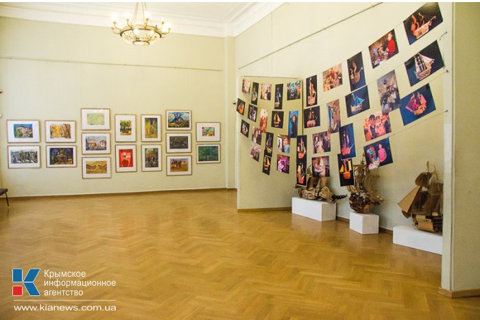 В Севастополе дети представили свои картины