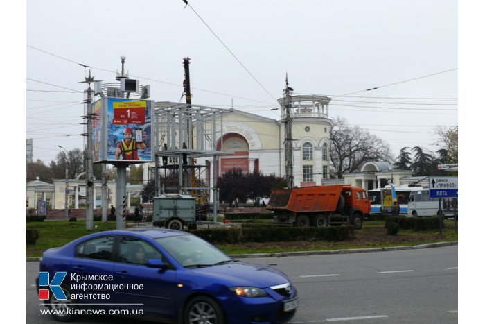 В Симферополе посреди дорожного кольца выросла металлическая башня