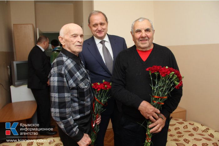 Премьер Крыма поздравил ветеранов войны с годовщиной освобождения Украины