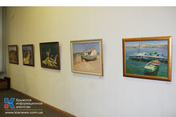 В Симферополе открылась выставка «Под золотым небом»