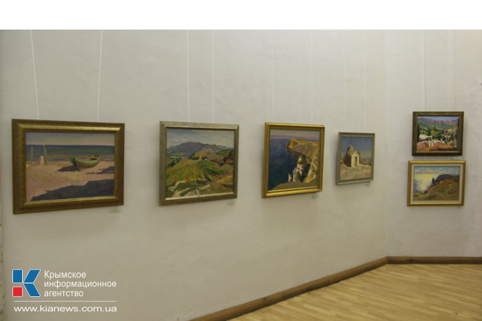 В Симферополе открылась выставка «Под золотым небом»
