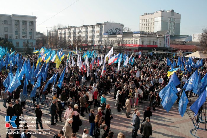 В Симферополе провели митинг в поддержку решения не подписывать соглашение об ассоциации с Евросоюзом