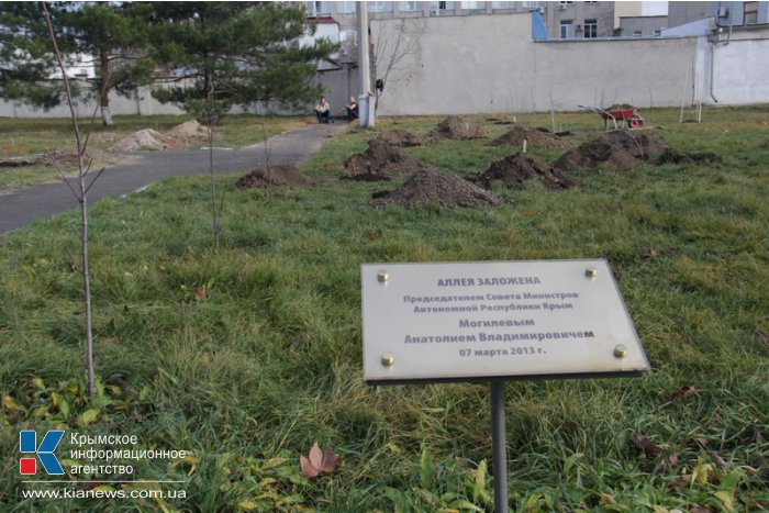 В перинатальном центре высадили детскую аллею 