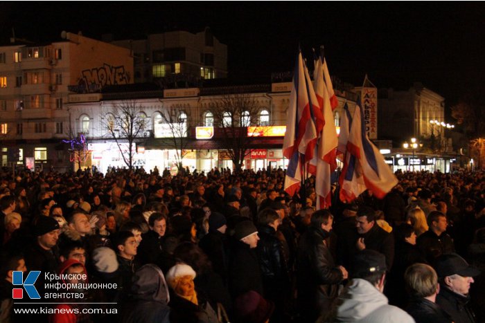 В Симферополе на митинг собралось 10 тыс. человек