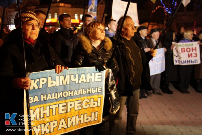 В Симферополе на митинг собралось 10 тыс. человек