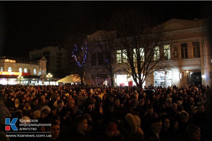 В Симферополе на митинг собралось 10 тыс. человек