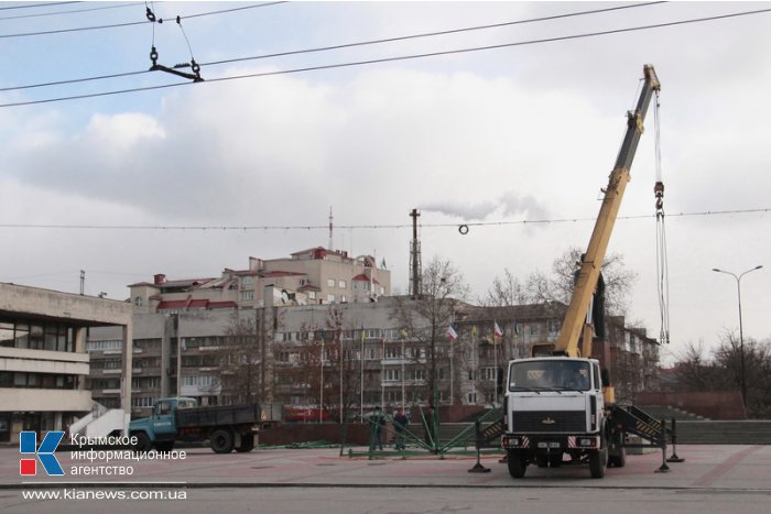 В Симферополе устанавливают городскую елку