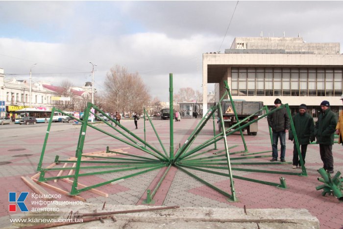 В Симферополе устанавливают городскую елку