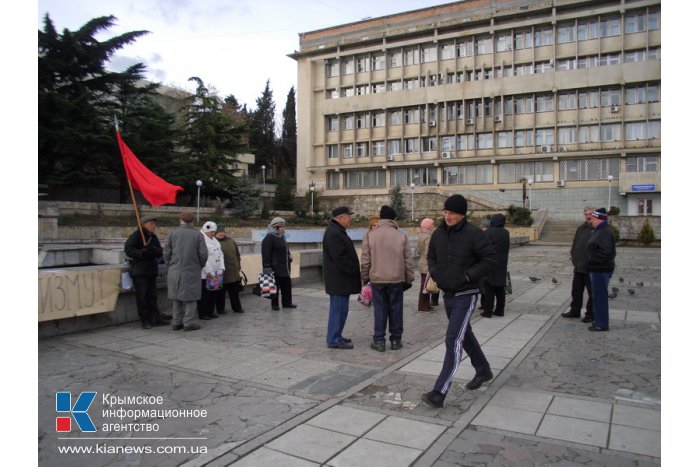 Алуштинские коммунисты митингуют против сноса памятника Ленину в Киеве