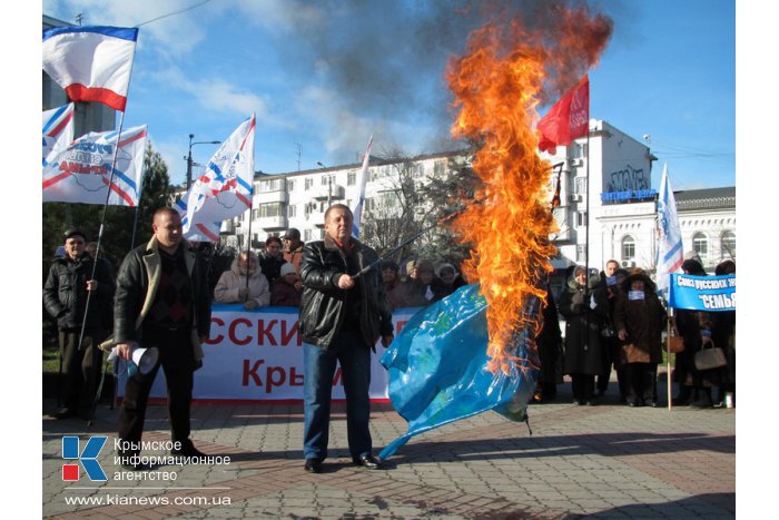 В Симферополе в знак протеста сожгли флаг ЕС