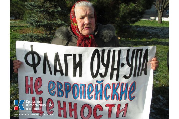 В Симферополе в знак протеста сожгли флаг ЕС