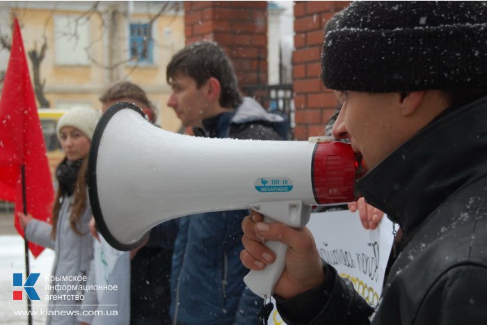 В Симферополе студенты митинговали против всех