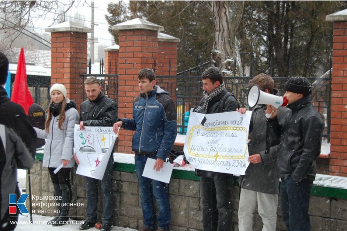 В Симферополе студенты митинговали против всех