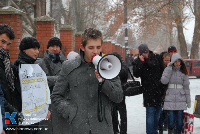 В Симферополе студенты митинговали против всех