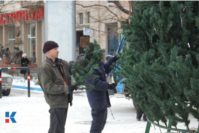 В Симферополе устанавливают еще одну елку