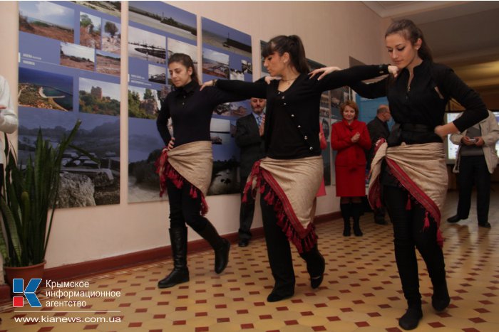 В Симферополе открылась выставка фотографий средневековых портов