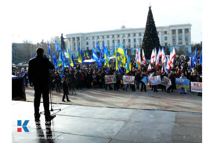 Крымчане вышли на митинг против «оранжевого» переворота