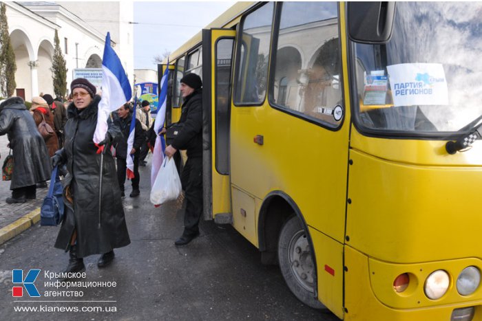 Крымчане отправились в Киев поддержать Президента