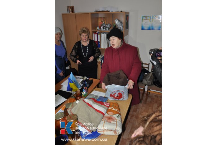 В Крыму собирают еду и теплые вещи для участников митинга «Сохраним Украину!» в Киеве