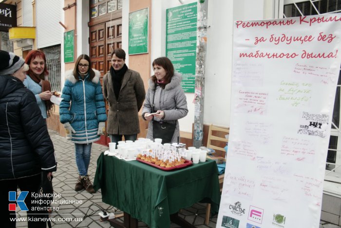 В Симферополе некурящим прохожим предлагали кексы и горячий чай