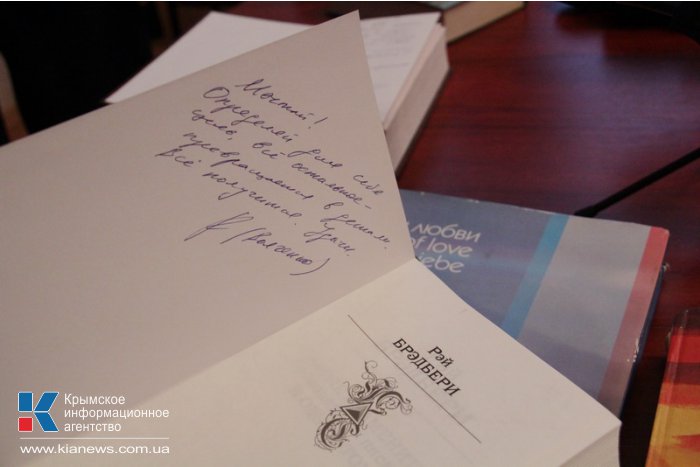 Члены Совета министров Крыма поучаствовали в акции «Книги, которые нас воспитали»