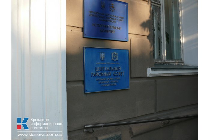 В Симферополе нарядили живую елку