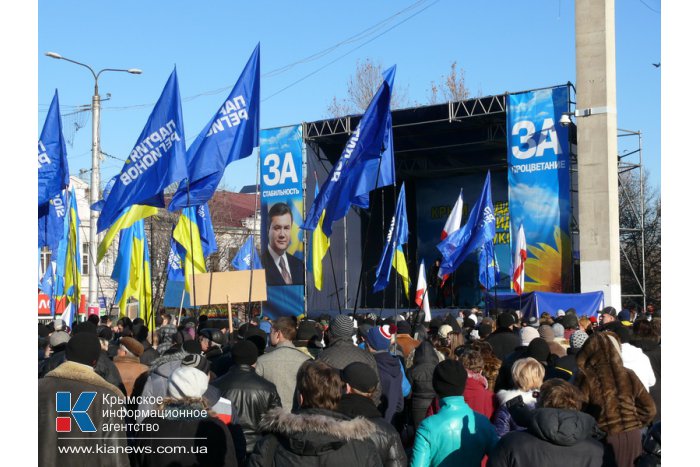 В Киев с лозунгами «Украина – не майдан» уехала еще тысяча крымчан