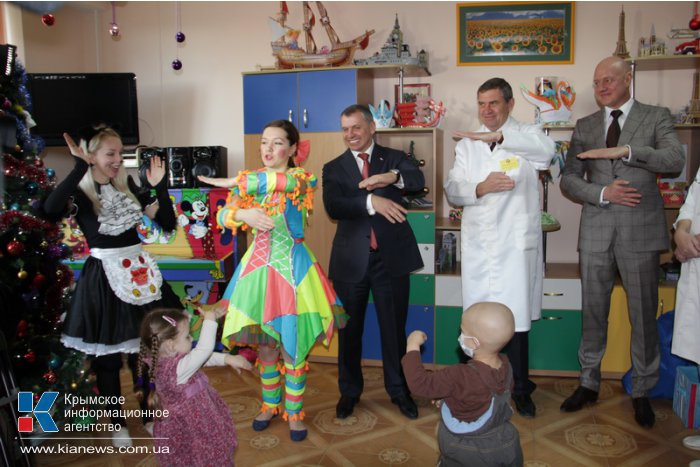 В Симферополе пациенты детской клинической больницы получили подарки ко Дню святого Николая