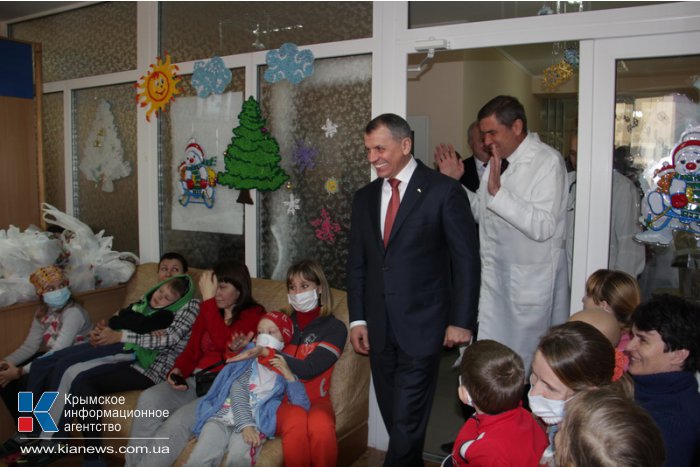 В Симферополе пациенты детской клинической больницы получили подарки ко Дню святого Николая