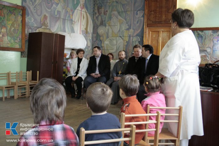 В Симферополе детское психиатрическое отделение получило новые стулья