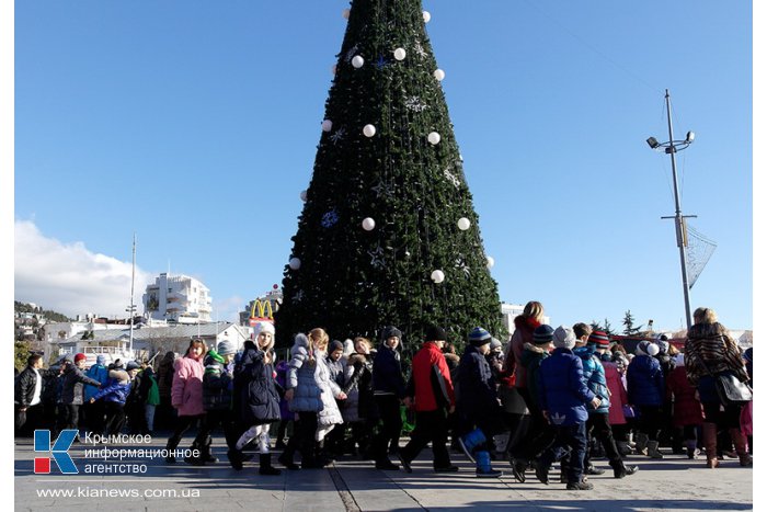 В Ялте открыли городскую елку