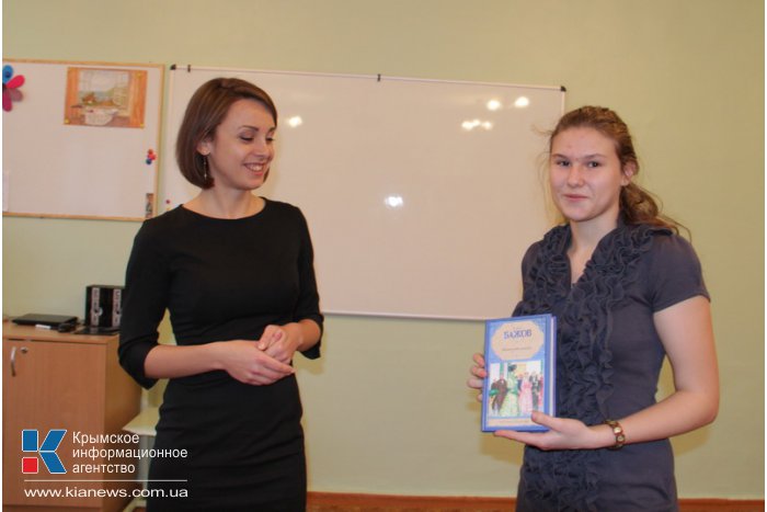 Крымским школьникам вручили книги с автографами знаменитостей