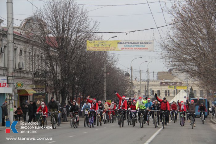 В Симферополе провели новогодний велопробег