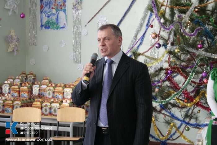 Крымский спикер поздравил школьников Научного с новогодними праздниками