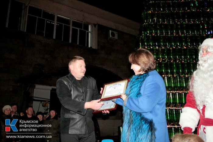В Новом Свете установили самую большую в Украине елку из винных бутылок