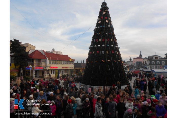 В Алуште зажгли главную городскую елку