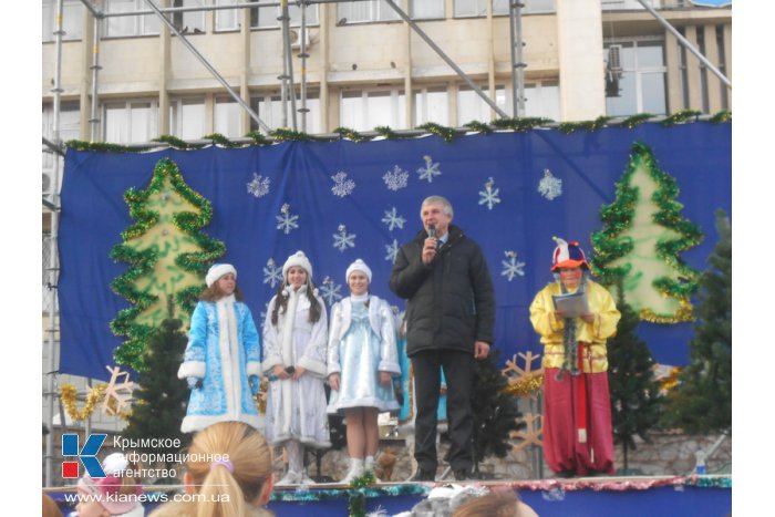 В Алуште зажгли главную городскую елку