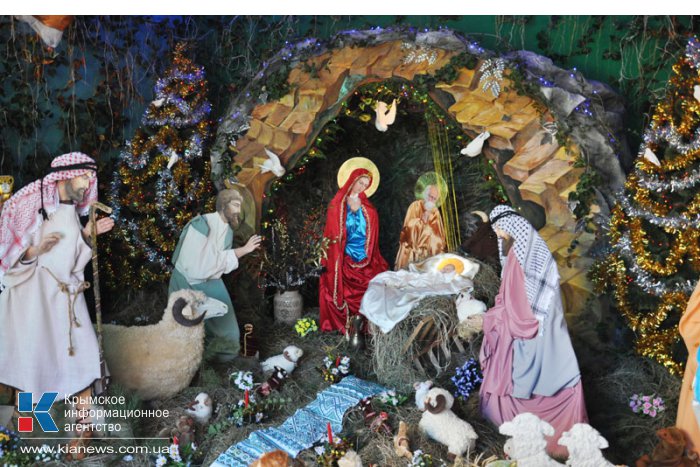 В Симферополе провели молебен у рождественского вертепа