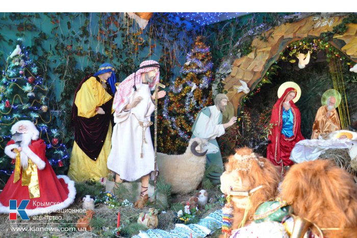 В Симферополе провели молебен у рождественского вертепа