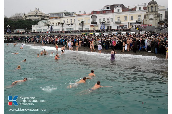 В Ялте Крещение отметили крестным ходом и купанием в море