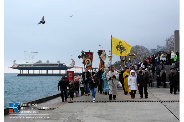 В Ялте Крещение отметили крестным ходом и купанием в море